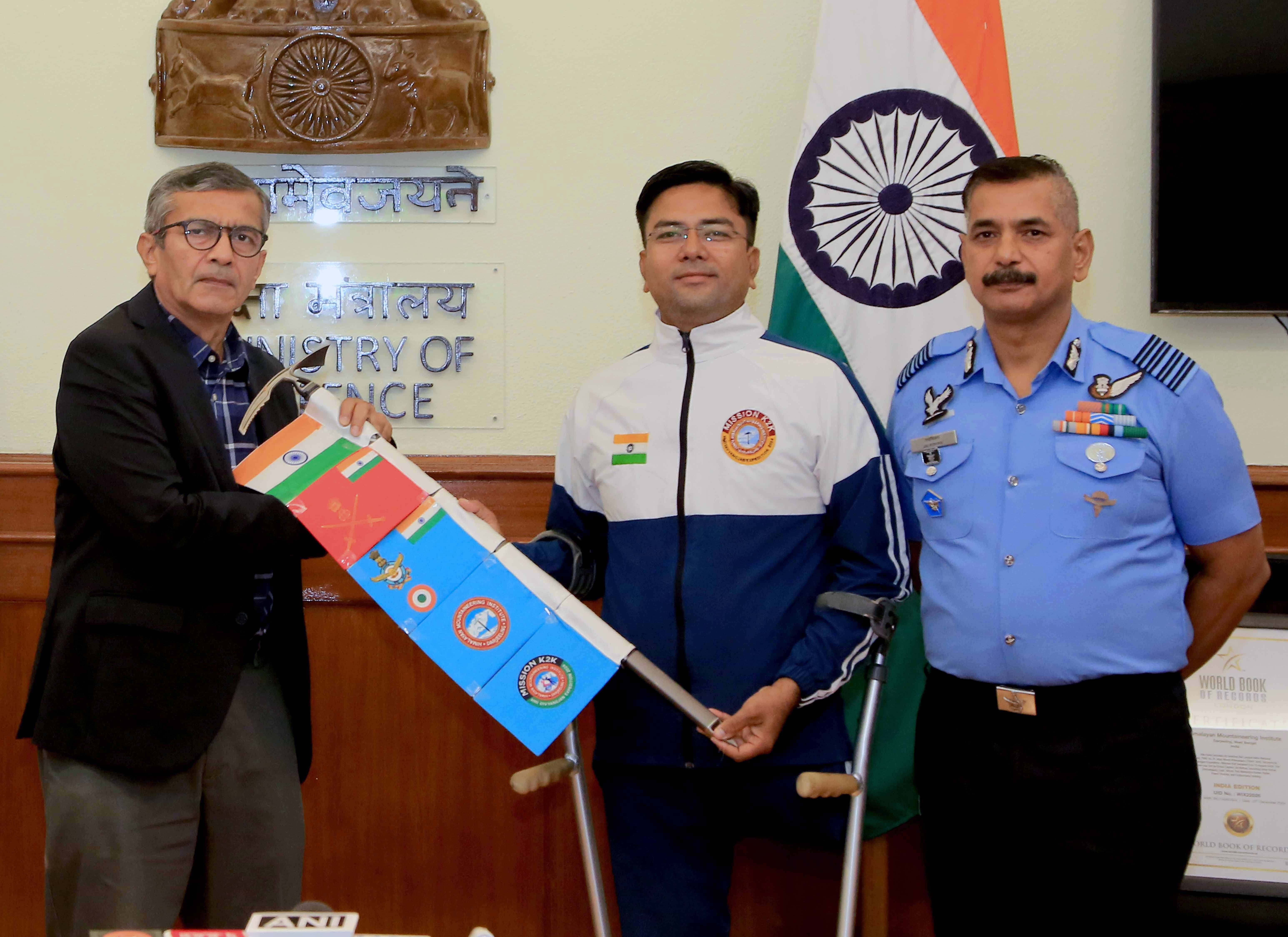 Defence Secretary Flags-in Expeditions to Mt Everest and Mt Kilimanjaro